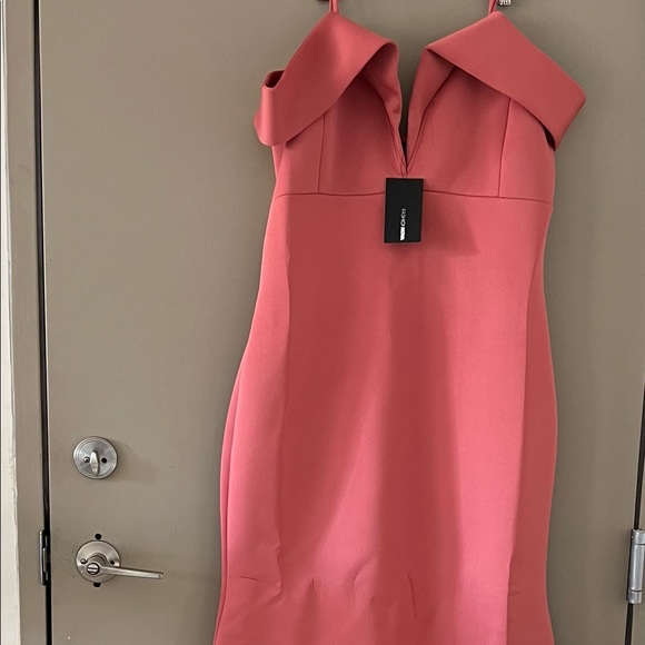 Fashion Nova Dresses & Skirts - NWT Fashion Nova Going Hollywood Off Shoulder Gown (Color: Mauve)